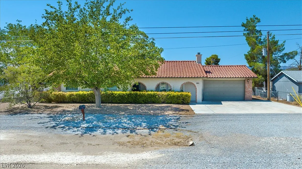 3 bed, 2.0 bath, 1612 sqft, $1,900 — Photo 1