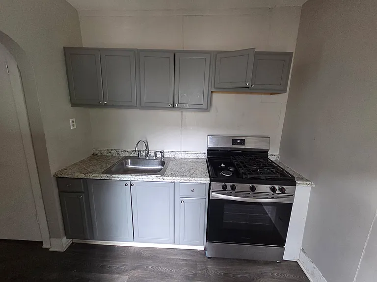 411 Barney St — Photo 1