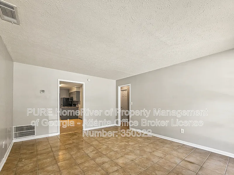 2 bed, 2.0 bath, 2090 sqft, $1,300 — Photo 4
