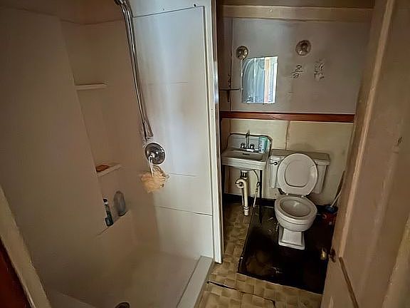 2nd image of 129 Hall St