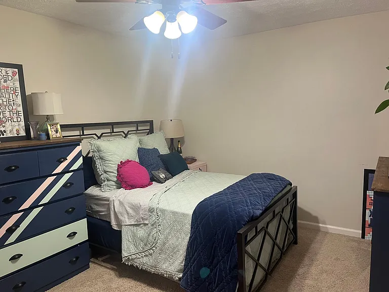 Secondary bedroom, with one closet. (13x11)
