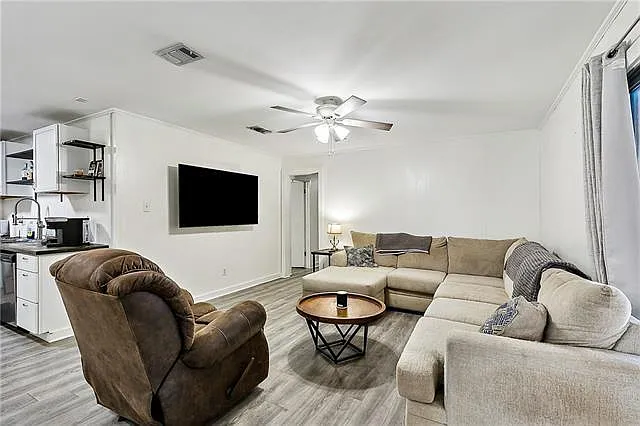 4 bed, 2.0 bath, 1679 sqft, $2,500 — Photo 2