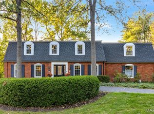 1121 Westmoor Pl, Saint Louis, MO 63131