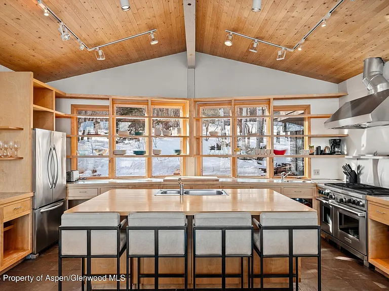 328 Oak Ridge Rd — Photo 5