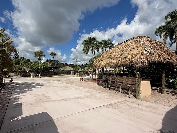 2nd image of 469 NW Sandtrap Ln