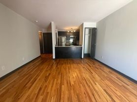 517 Veritas St