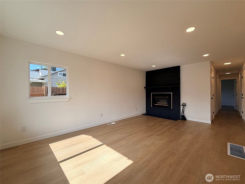 3rd image of 209 E 65th Street