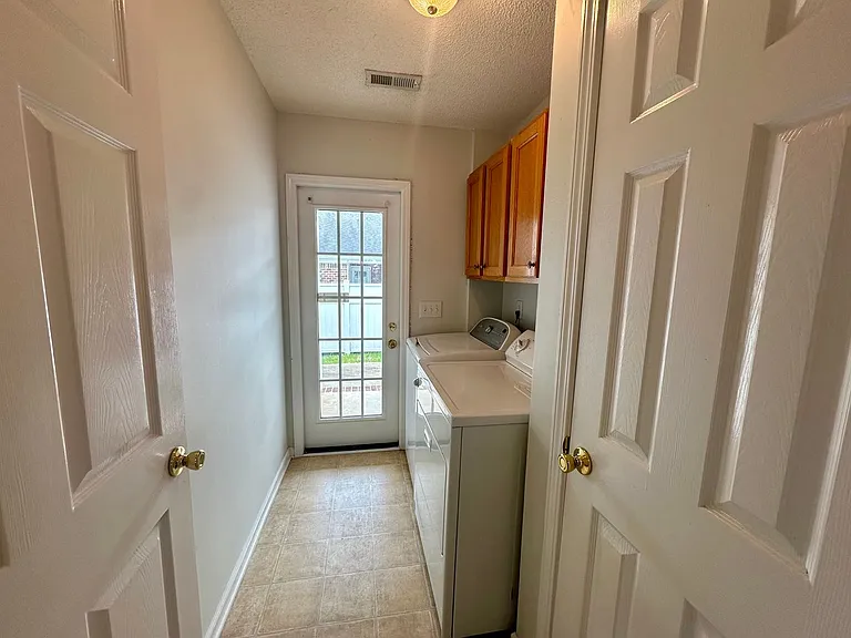 2290 Dartmouth Dr — Photo 5