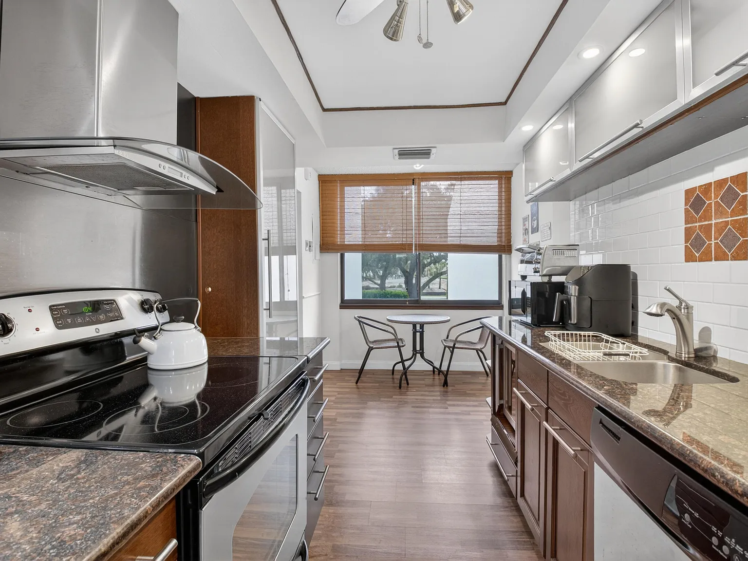 2 bed, 2.5 bath, 1400 sqft, $5,500 — Photo 3