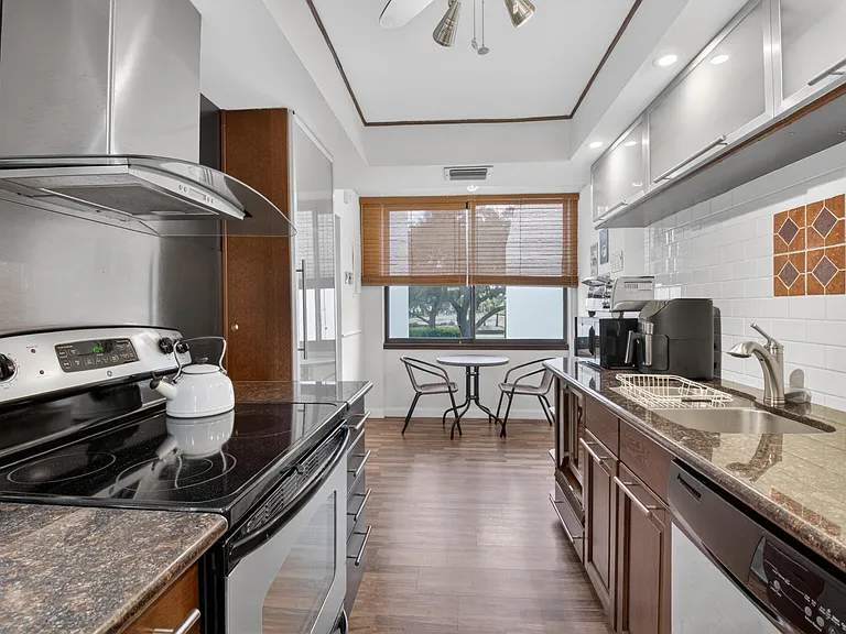 3604 Bridgewood Dr — Photo 3