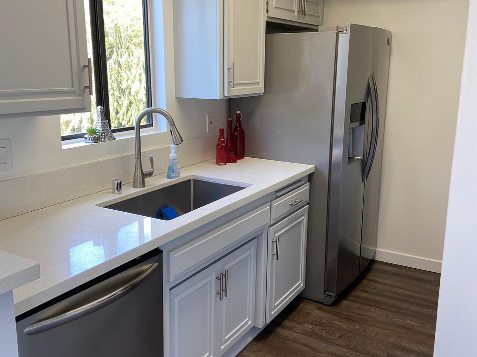 Kitchen (West Facing)