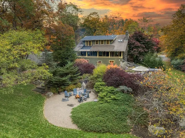 9 Harkness Rd, Pelham, MA 01002