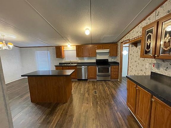 3rd image of 1202 Redbud Dr