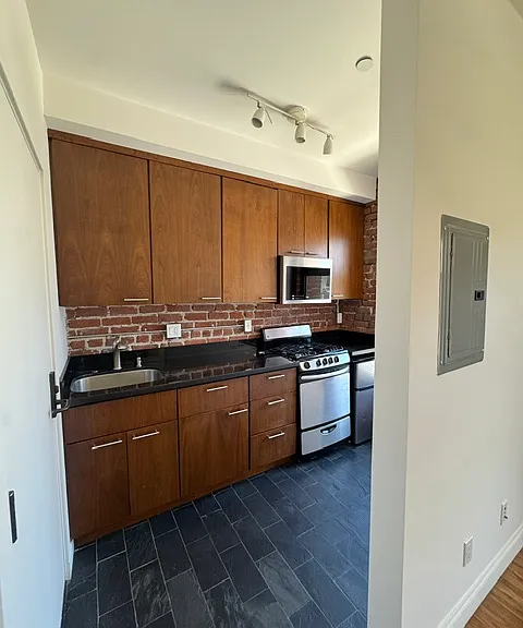 920 Montgomery St #311 — Photo 3