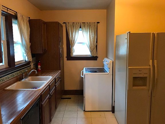 3rd image of 808 Main St
