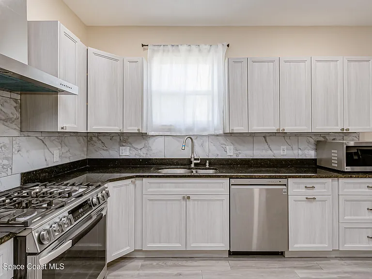 209 E Avenue B — Photo 16