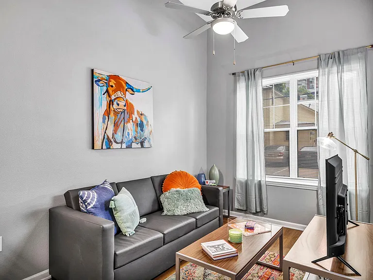 The Quarters Nueces House (Student Housing - Rent by the Bed) — Photo 44