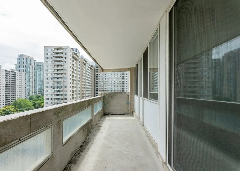 3575 Kaneff Cres