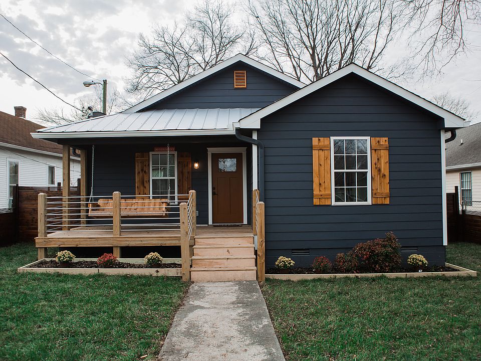 BEAUTIFUL Curb Appeal! 