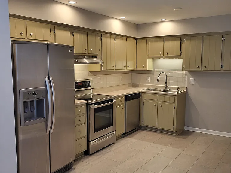 5121 Amalie Dr — Photo 8