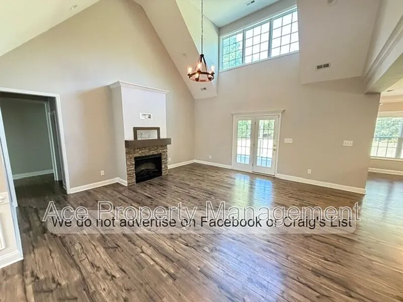 4 bed, 3.0 bath, 3198 sqft, $3,055 — Photo 3