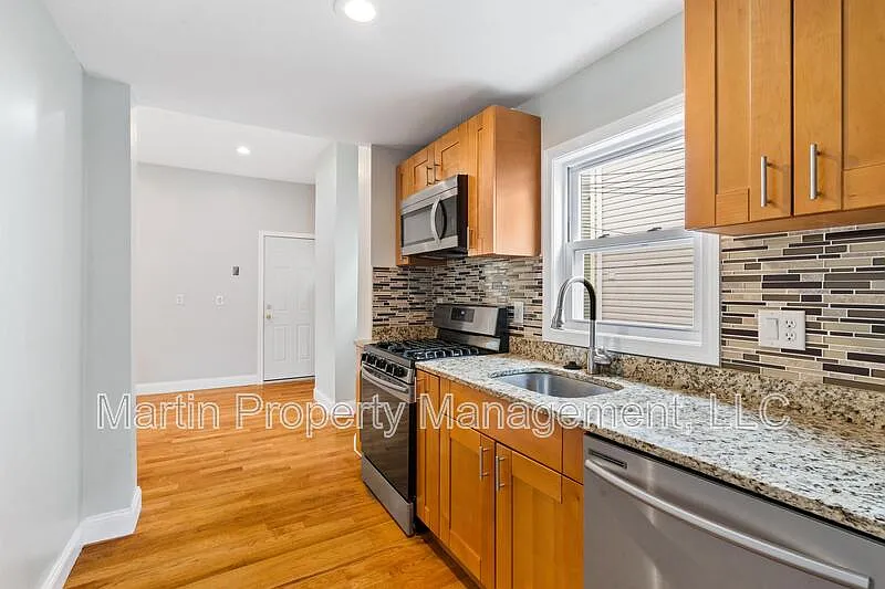 2 bed, 1.0 bath, 704 sqft, $2,800 — Photo 2
