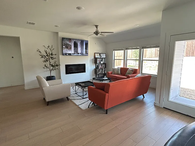 1806 Balfour Bnd — Photo 3