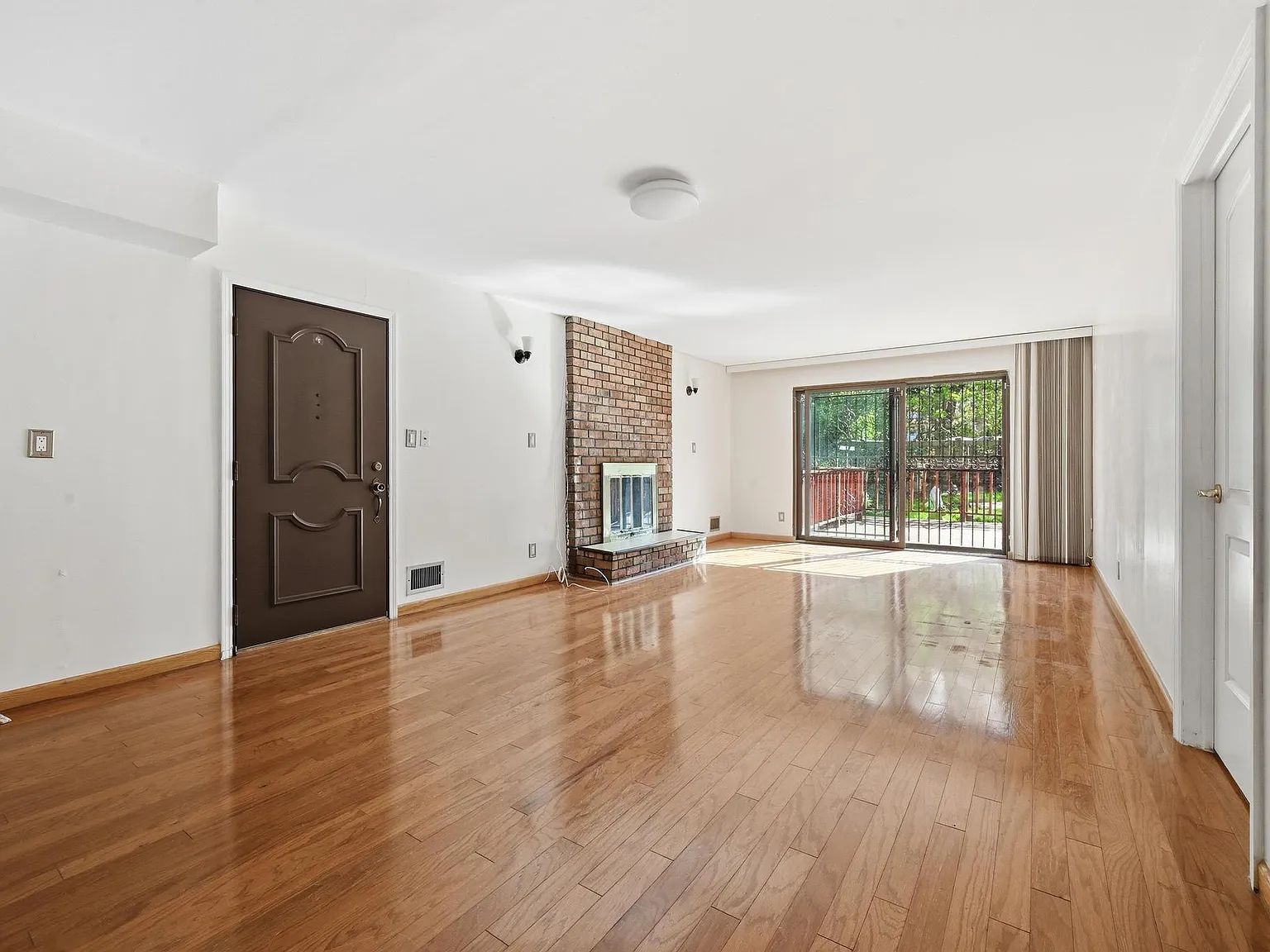 4 bed, 3.0 bath, $4,080 — Photo 3