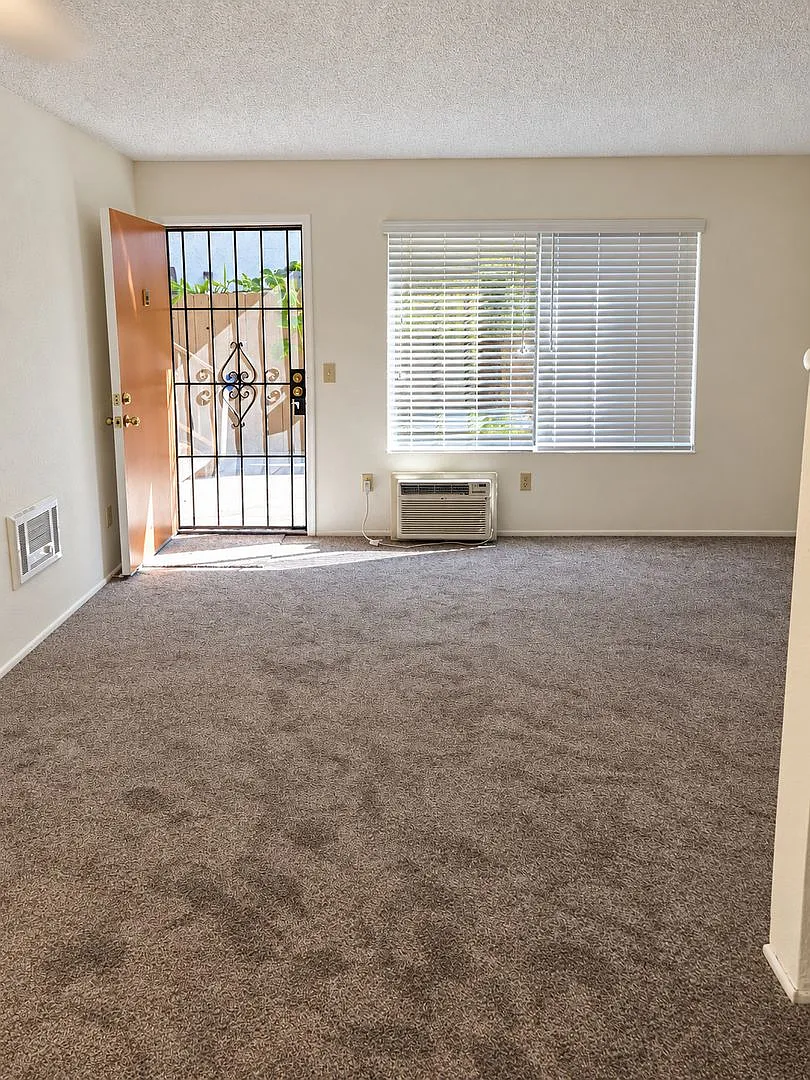 1BD Condo in Small 8 Unit Complex — Photo 2
