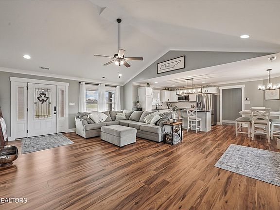 5th image of 5821 Chester Ln