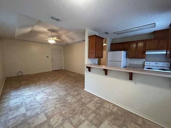 3rd image of 1010 Lexington Cir #1