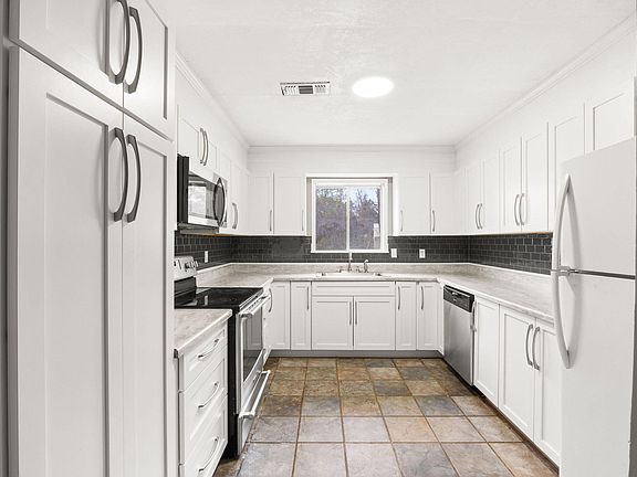 5th image of 707 W Hawthorne Rd