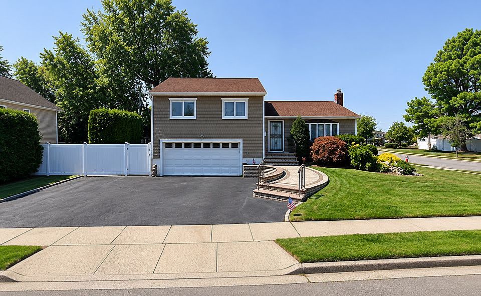 1st image of 5 Cranberry Ln