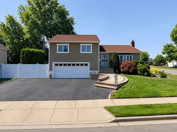 5 Cranberry Ln, Plainview, NY 11803