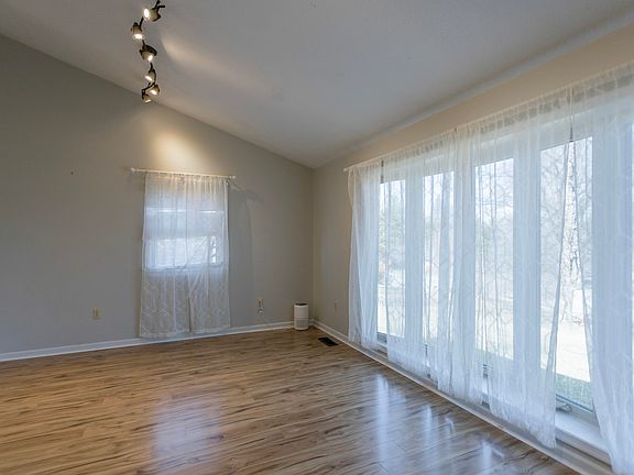 3rd image of 12 Link Rd