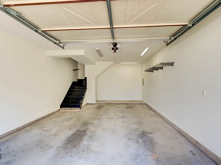 555 Canterbury Ln — Photo 26