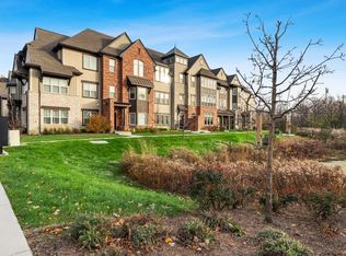 627 Parkside Ct, Libertyville, IL 60048