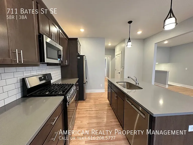 711 Bates St SE — Photo 4