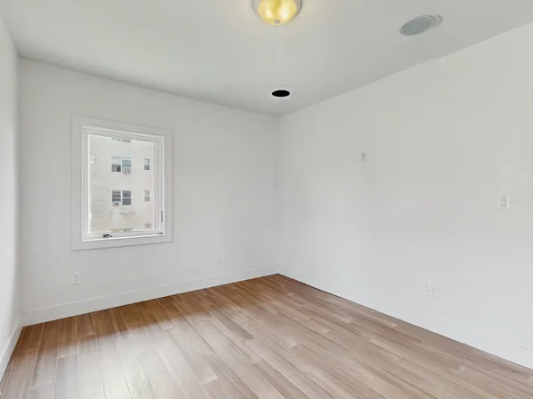 3912 Lyme Avenue image 11 of 23