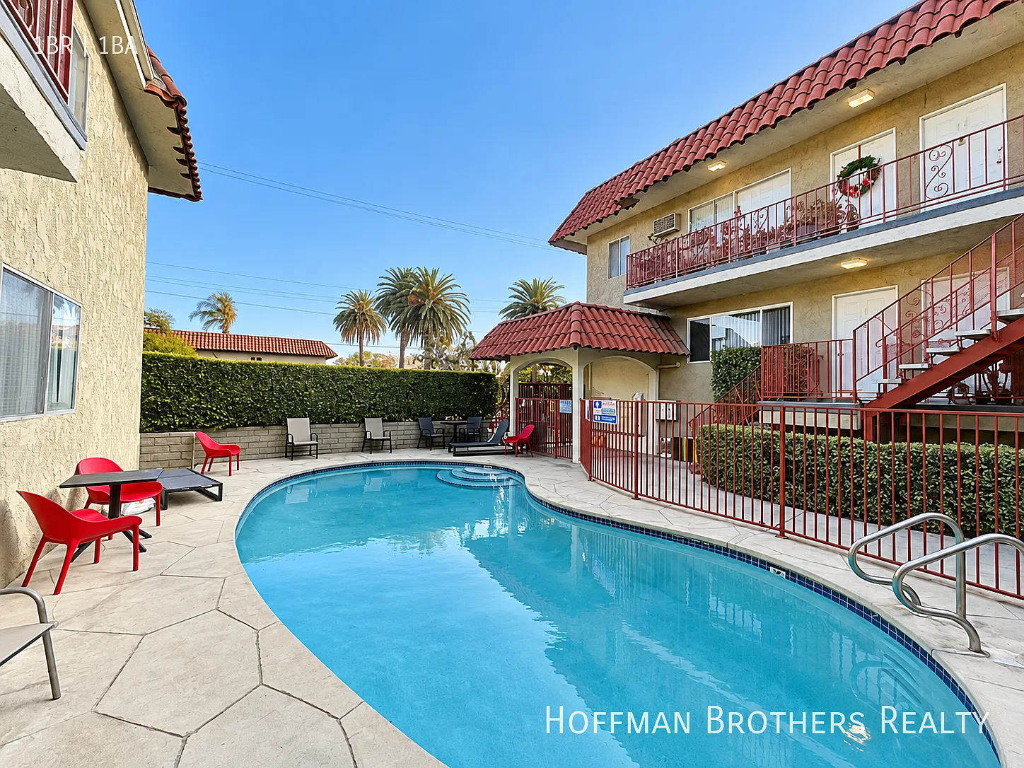 Corner 1-Bedroom With Balcony, Pool & New Dishwasher!! — Photo 4