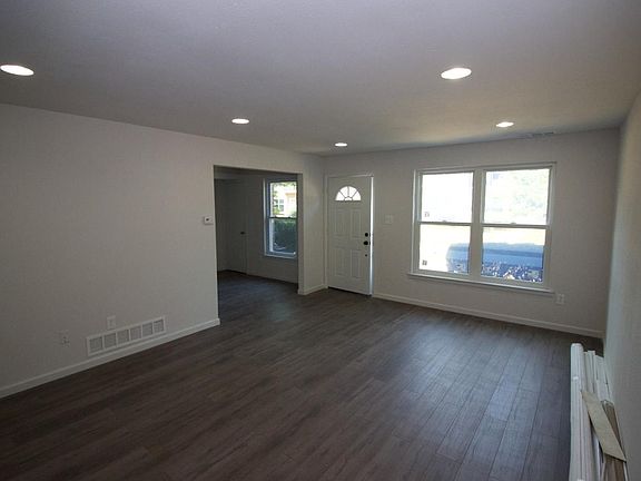 3rd image of 1021 Harbour Dr