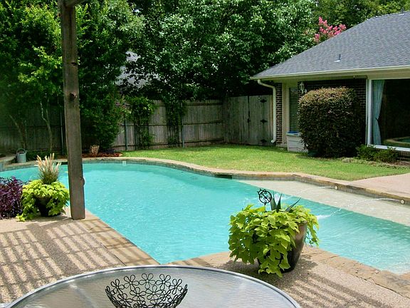 5th image of 402 Valley Cove Dr