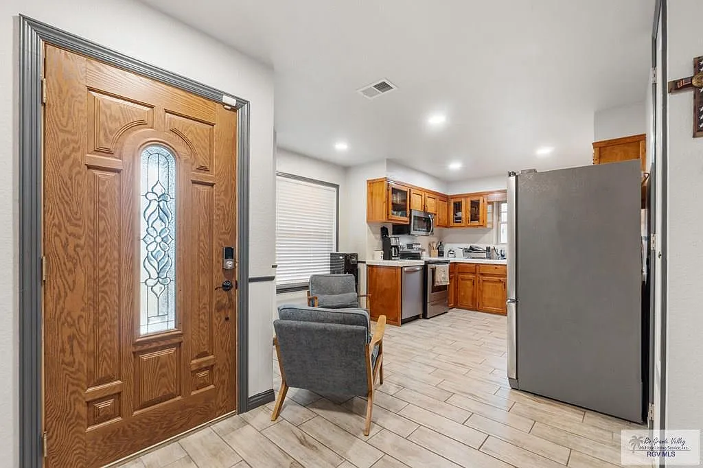 3 bed, 2.0 bath, 1365 sqft, $2,500 — Photo 2