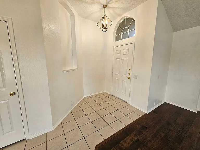 1128 Marshall Dr — Photo 4