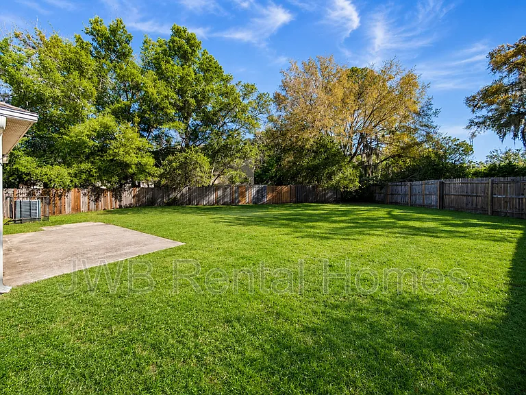 8227 Oak Crossing Dr W — Photo 18