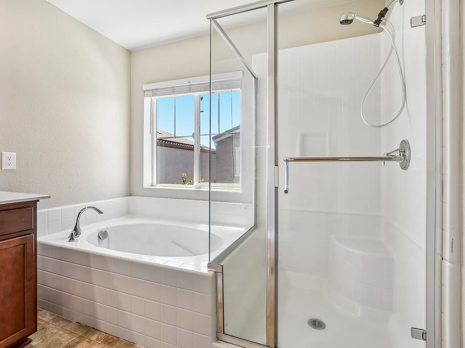 4 bed, 2200 sqft, $3,100 — Photo 3