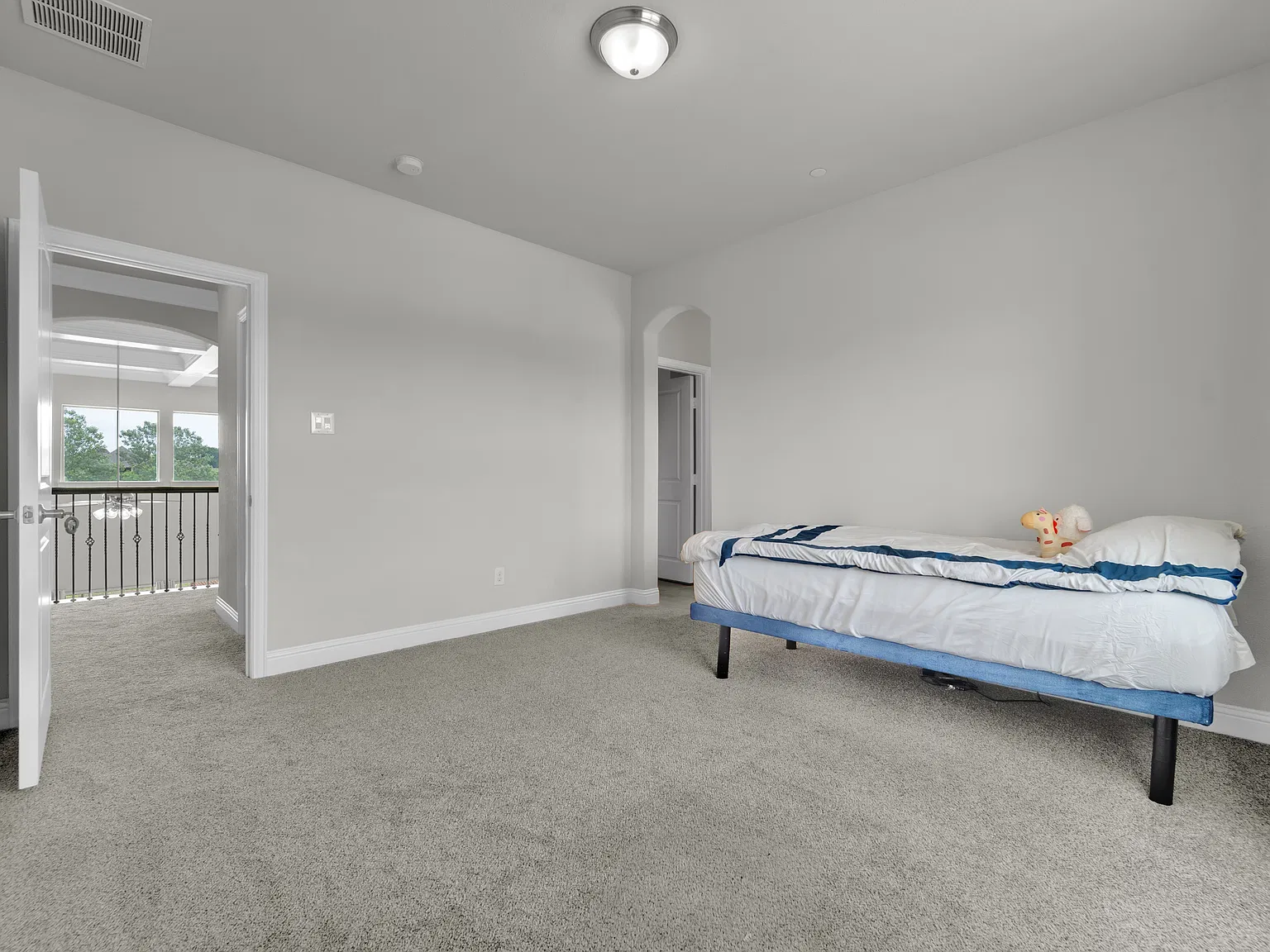 4 bed, 4097 sqft, $5,500 — Photo 4