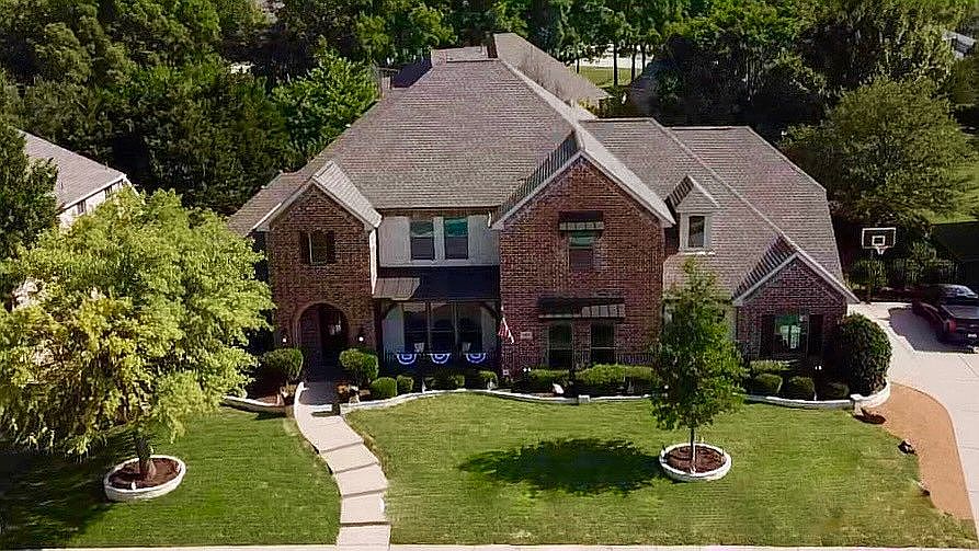 2nd image of 1100 Twin Oaks Dr