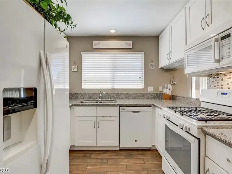 7385 Vireo Dr — Photo 3