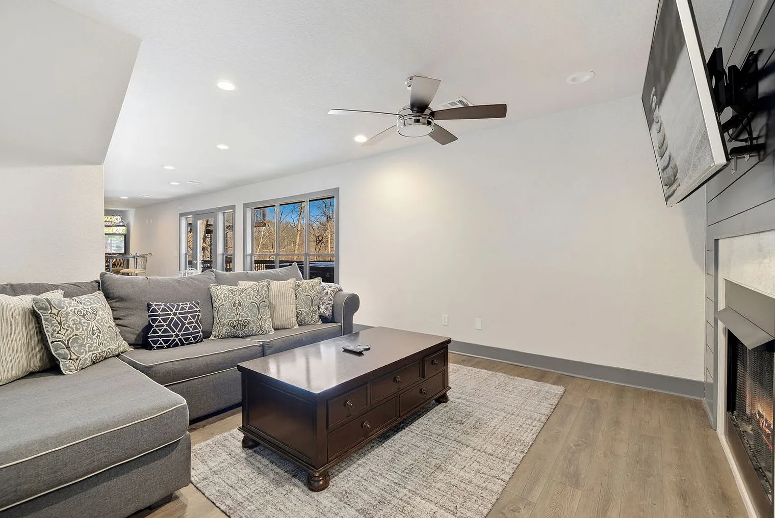 4 bed, 4.0 bath, 4305 sqft, $8,703 — Photo 4